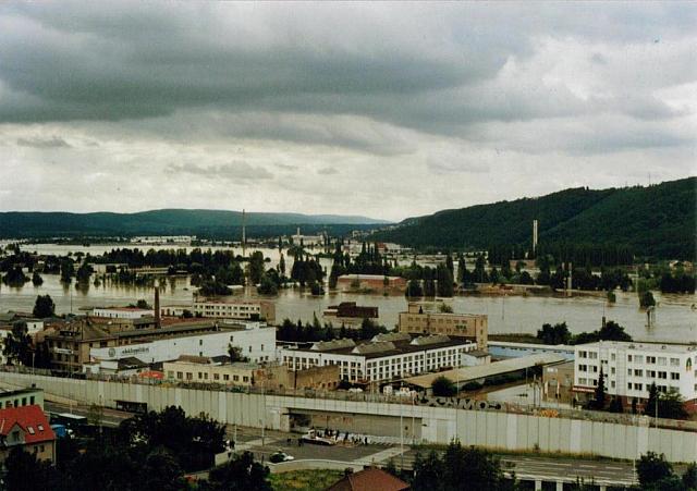 2002 08 14 Modřany - tramvajová trať jako val bílé auto dovezlo další pytle s pískem