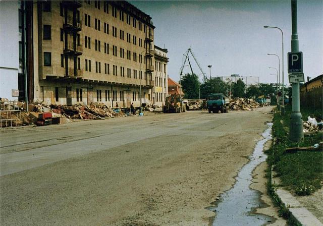 2002 08 24 Holešovice Jankvcova - na budově Kooperativy je vidět kam sahala voda